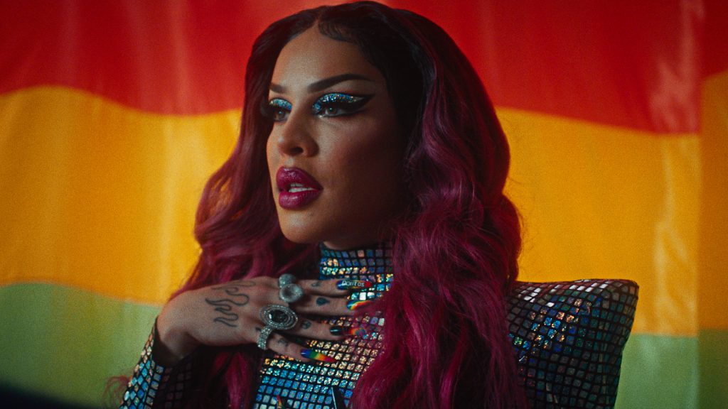 A artista Gloria Groove participa de campanha com a Doritos Rainbow no mês do Orgulho LGBTQ+